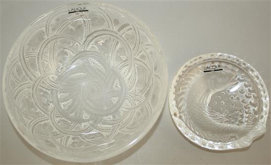 A Lalique Pinsons pattern bowl and a Concarneau carp decorated ashtray, post-war, diam. 23.5cm and 15.5cm, bowl with box